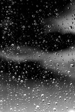 Siyah cam üzerinde yağmur damlaları