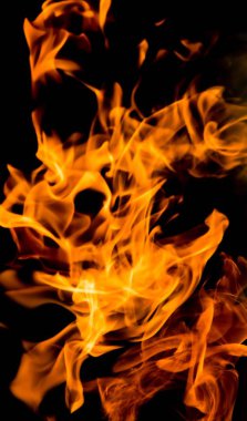 alevler siyah arkaplanda