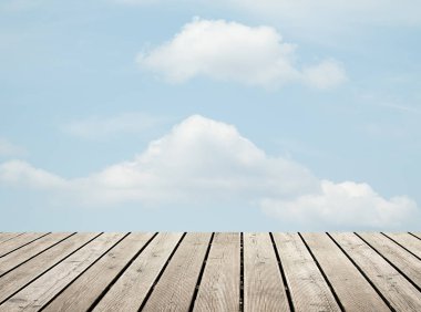 bulutlu gökyüzü karşı ahşap zemin