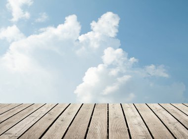 bulutlu gökyüzü karşı ahşap zemin