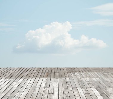 bulutlu gökyüzü karşı ahşap zemin