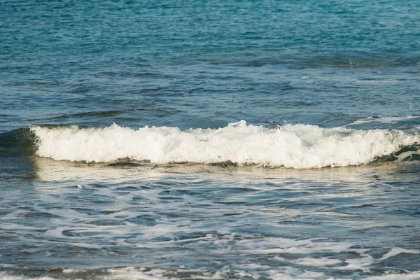 海滩上的海浪海浪 — 图库照片