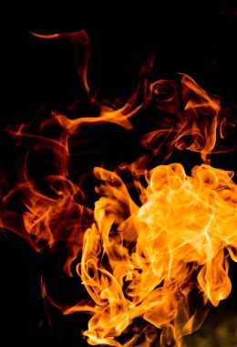 alevler siyah arkaplanda