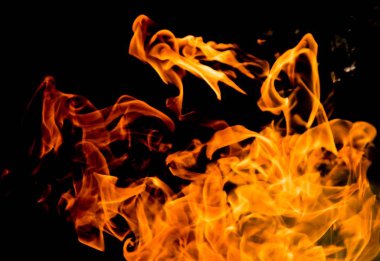 alevler siyah arkaplanda