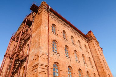 mavi gökyüzü arka plan üzerinde kırmızı tuğla, eski bina
