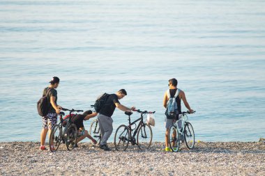 Antalya, Türkiye - 28 Haziran 2017. Bisikletçiler sahilde. Konyaaltı beach, Antalya