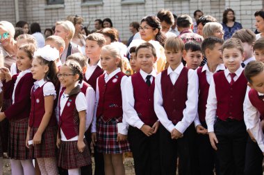 Petropavlovsk, Kazakistan - 2 Eylül 2017: Okul bahçesinde öğrenciler ve öğretmenler ile okul hattı mevcuttur. Çocuklar okula geri dön. Okulun ilk günü Kazakistan'daki bilgi günü.