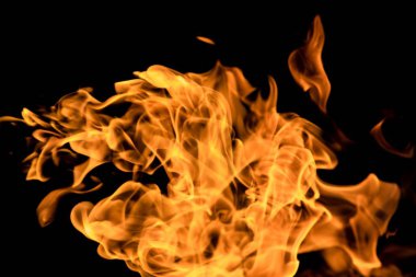 alevler siyah arkaplanda