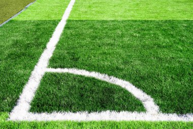 Parlak yeşil renkte yapay futbol sahası