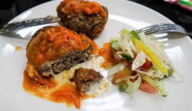 bir tabak yemek içinde köfte pirzola
