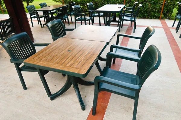 Masa Sandalye Cafe Yaz Aylarında Sokakta — Stok fotoğraf