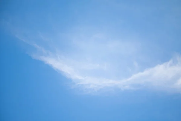 Nubes Cirrus Sobre Fondo Azul Del Cielo —  Fotos de Stock