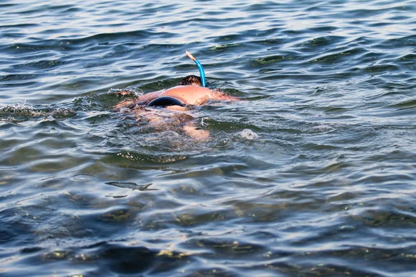 Ein Maskierter Mann Schwimmt Einen Blick Von Oben — Stockfoto