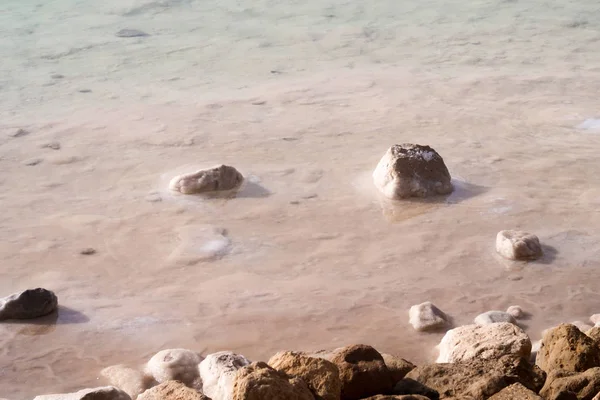 盐湖的岸边 沙子石头 — 图库照片