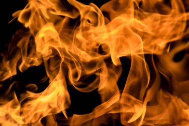 alevler siyah arkaplanda