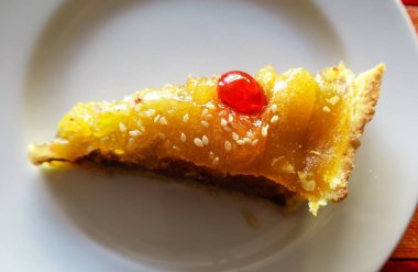 Beyaz tabakta pasta dilimi