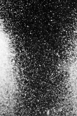 bulanık siyah bir arka plan üstünde su damlaları