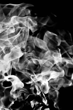 Beyaz siyah bir arka plan üzerinde soyutlama duman