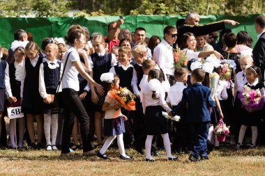 Petropavlovsk, Kazakistan - 2 Eylül 2017: Okul bahçesinde öğrenciler ve öğretmenler ile okul hattı mevcuttur. Çocuklar okula geri dön. Okulun ilk günü Kazakistan'daki bilgi günü.