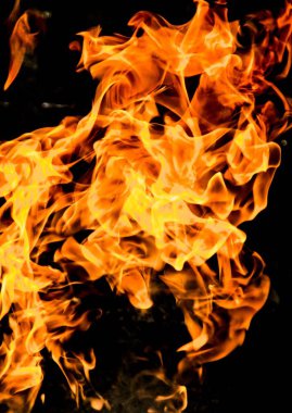 alevler siyah arkaplanda