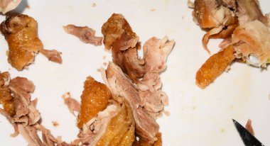 Tavuk yedikten sonra kirli tabak