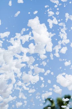 sabun köpüğü gökyüzüne karşı