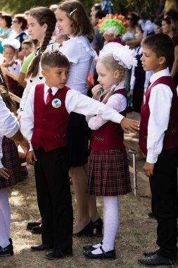 Petropavlovsk, Kazakistan - 2 Eylül 2017: Okul bahçesinde öğrenciler ve öğretmenler ile okul hattı mevcuttur. Çocuklar okula geri dön. Okulun ilk günü Kazakistan'daki bilgi günü.