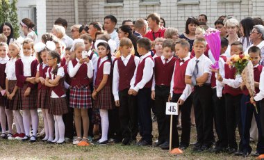 Petropavlovsk, Kazakistan - 2 Eylül 2017: Okul bahçesinde öğrenciler ve öğretmenler ile okul hattı mevcuttur. Çocuklar okula geri dön. Okulun ilk günü Kazakistan'daki bilgi günü.