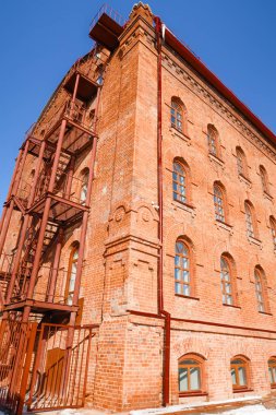 mavi gökyüzü arka plan üzerinde kırmızı tuğla, eski bina