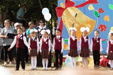 Petropavlovsk, Kazakistan - 2 Eylül 2017: Okul bahçesinde öğrenciler ve öğretmenler ile okul hattı mevcuttur. Çocuklar okula geri dön. Okulun ilk günü Kazakistan'daki bilgi günü.