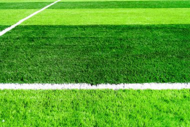 Parlak yeşil renkte yapay futbol sahası