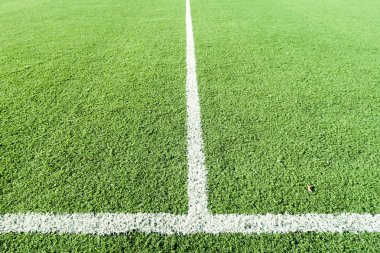 Beyaz çizgili suni çim futbol