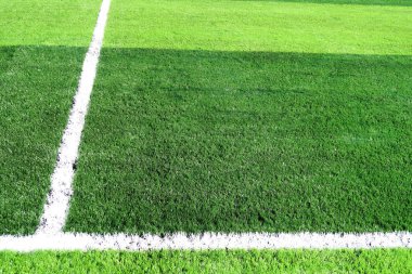 Parlak yeşil renkte yapay futbol sahası