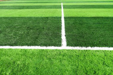 Parlak yeşil renkte yapay futbol sahası
