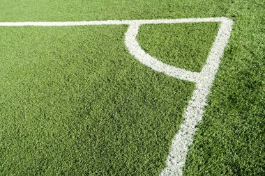 Beyaz çizgili suni çim futbol