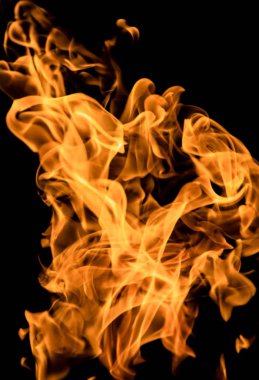 alevler siyah arkaplanda