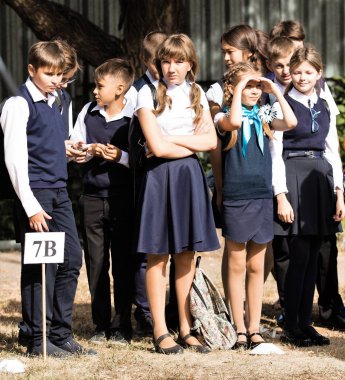 Petropavlovsk, Kazakistan - 2 Eylül 2017: Okul bahçesinde öğrenciler ve öğretmenler ile okul hattı mevcuttur. Çocuklar okula geri dön. Okulun ilk günü Kazakistan'daki bilgi günü.