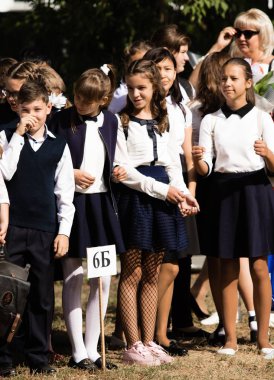 Petropavlovsk, Kazakistan - 2 Eylül 2017: Okul bahçesinde öğrenciler ve öğretmenler ile okul hattı mevcuttur. Çocuklar okula geri dön. Okulun ilk günü Kazakistan'daki bilgi günü.