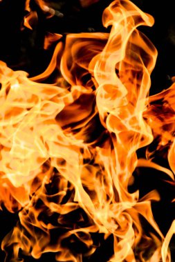 alevler siyah arkaplanda