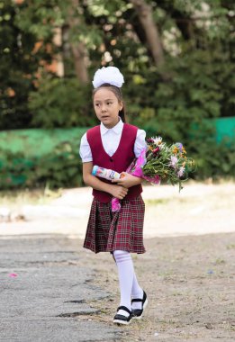 Petropavlovsk, Kazakistan - 2 Eylül 2017: Okul bahçesinde öğrenciler ve öğretmenler ile okul hattı mevcuttur. Çocuklar okula geri dön. Okulun ilk günü Kazakistan'daki bilgi günü.