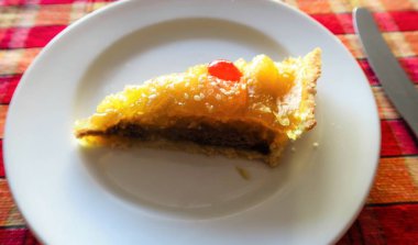 Beyaz tabakta pasta dilimi