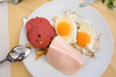 Kahvaltı, omlet ve salata salata