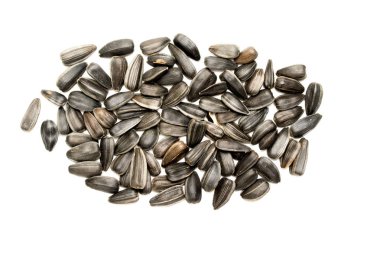 Beyaz arkaplanda izole edilmiş ayçiçeği tohumları