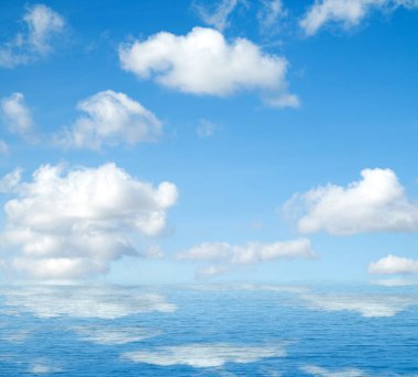 Suya yansıyan deniz bulutlar