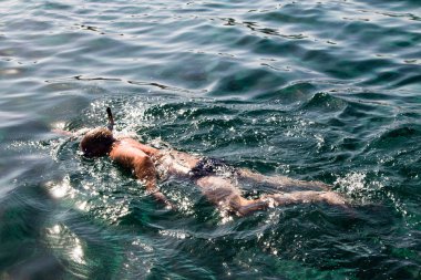 maskeli bir adam bir görünüm yukarıdan yüzüyor