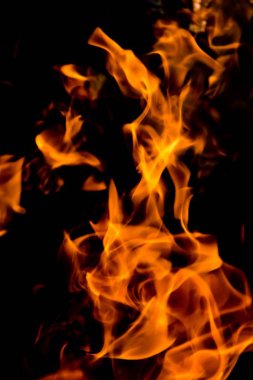 alevler siyah arkaplanda