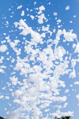 sabun köpüğü gökyüzüne karşı