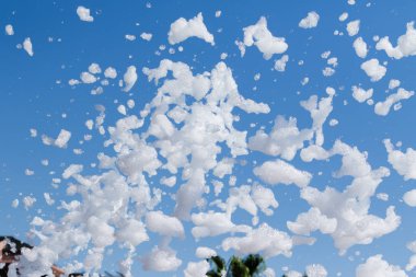 sabun köpüğü gökyüzüne karşı