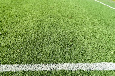 Beyaz çizgili suni çim futbol