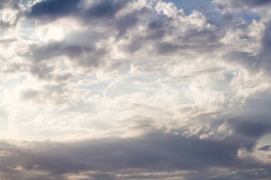 Mavi gökyüzünde beyaz bulutlar